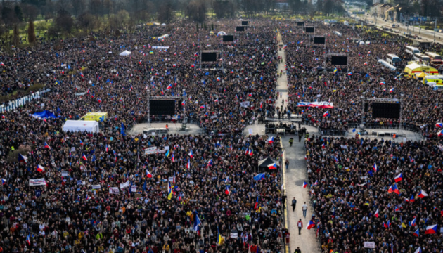 Сотні тисяч людей у Празі протестують проти уряду Бабіша