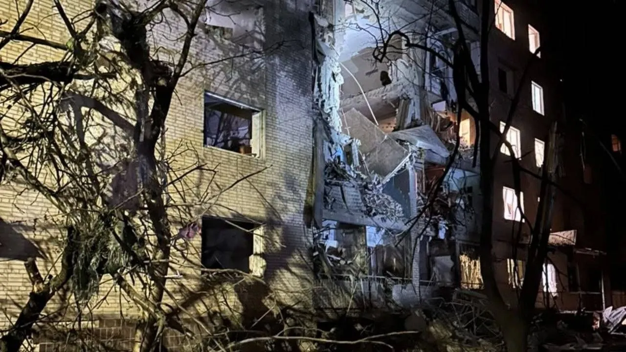 КАБ влучив у житлову багатоповерхівку в Сумах: під завалами люди