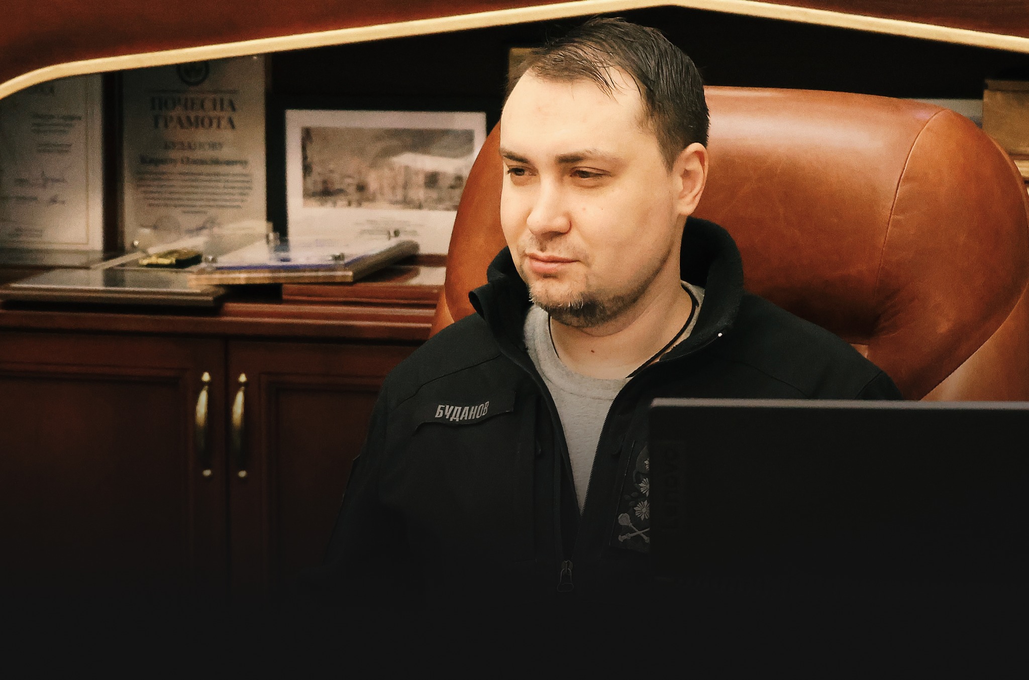 Буданов привітав таємничого генерала ГУР: фото без обличчя, місцевість не вказана