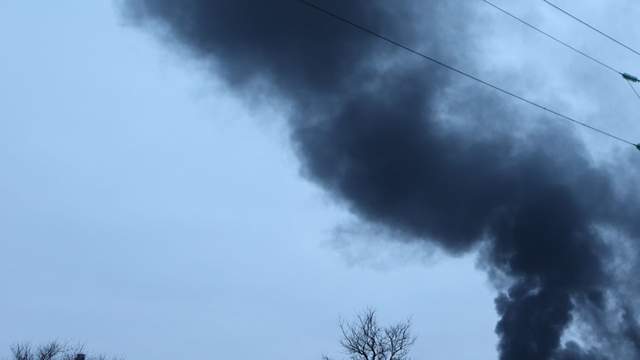 Вечірня атака БПЛА на Київ: уламки впали у Голосіївському районі, пожежі на Фастівщині