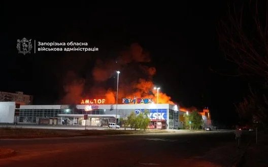 Росія вдруге вдарила по ТЦ «Амстор» у Запоріжжі: спалахнула пожежа