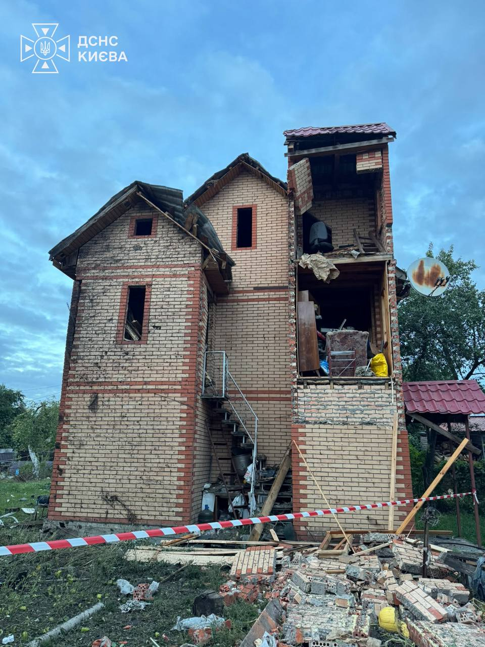 Вечірня хвиля дронів по Києву: дрон влучив у будинок у Дніпровському районі, 1 постраждалий