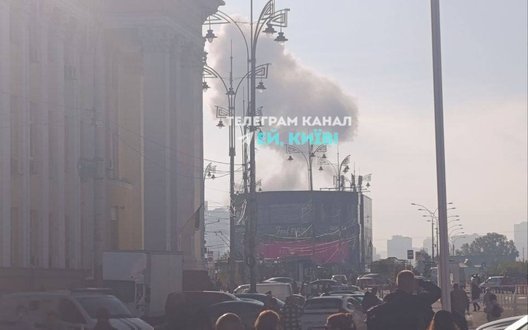 Ранковий удар РФ по Києву: дрон влучив у бізнес-центр, є постраждалі