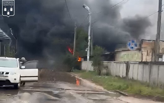 Росія завдала удару КАБами по Сумах: п'ятеро поранених, масштабна пожежа