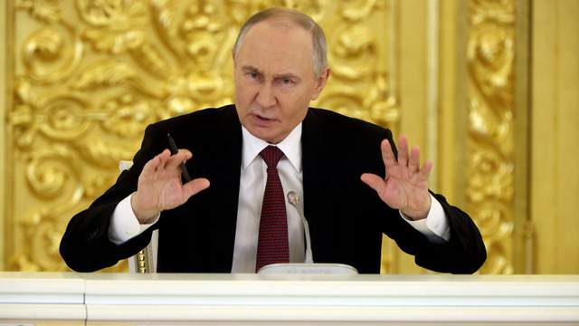 Путін заявив про наміри боротися за права росіян у Балтії, Сікорський спростував