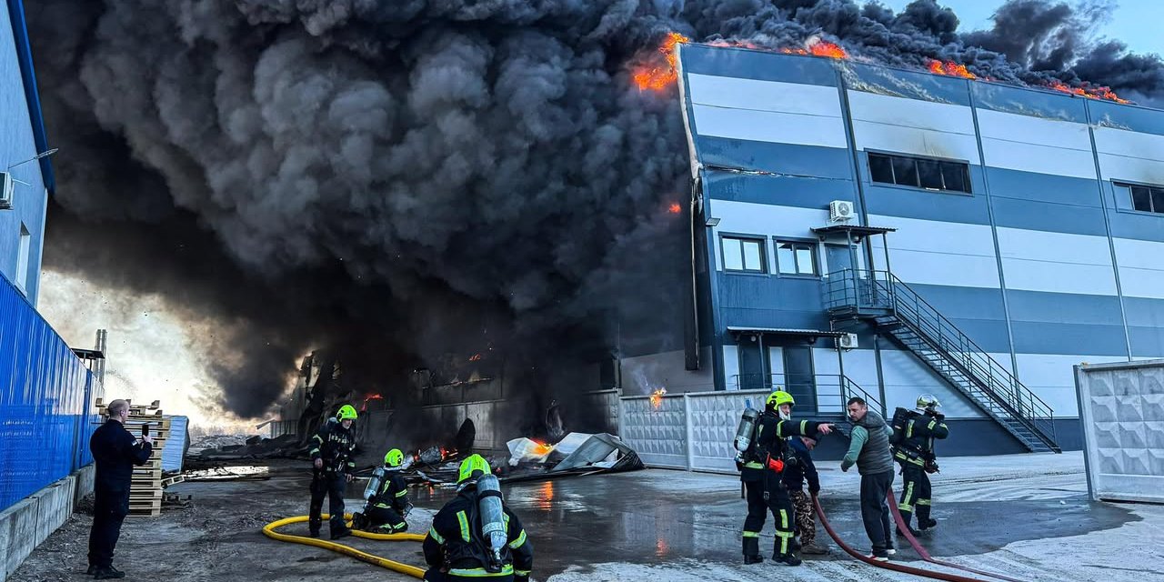 У Києві на Троєщині спалахнула масштабна пожежа