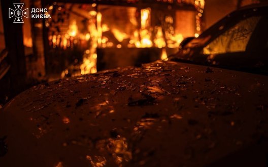 Нічний удар дроном по Києву: у Солом'янці загинув чоловік, горіло СТО