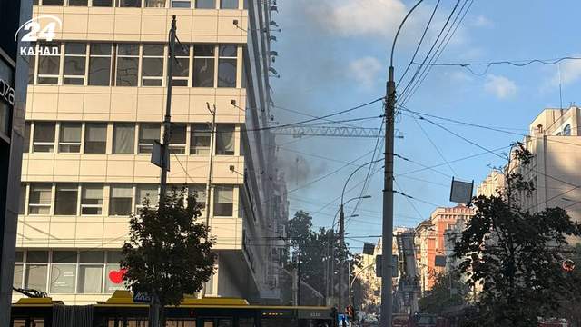 Росія вдарила по медичному центру «Добробут» у Києві: сильна пожежа, постраждалі