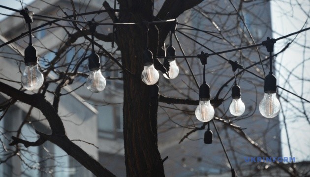 В Україні 23 березня відновлюються відключення світла: графіки з 17:00 до 22:00