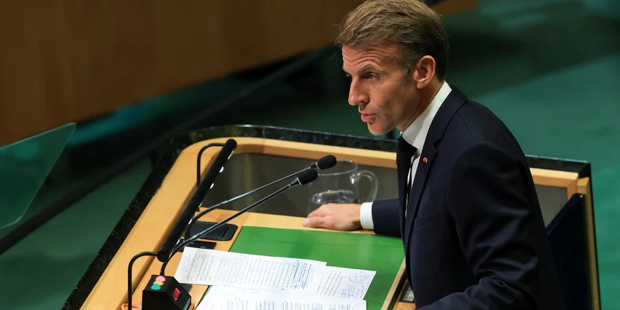 Макрон засудив удар Росії по Національній академії наук України в Києві