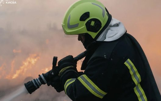 Вечірній удар по Київу: дрони влучили у склади на Оболоні та будинки у Солом'янському районі