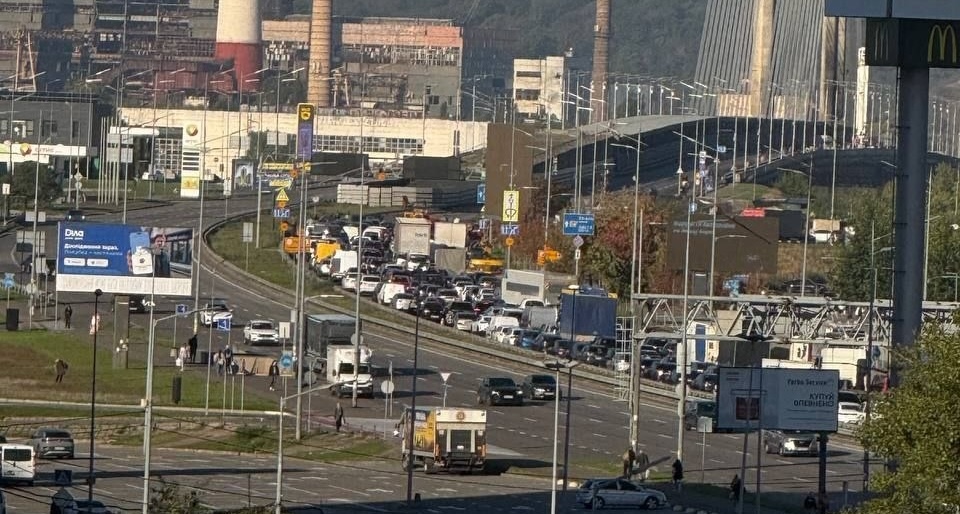 Транспортний колапс у Києві: перекрито мости через Дніпро, затори паралізували місто