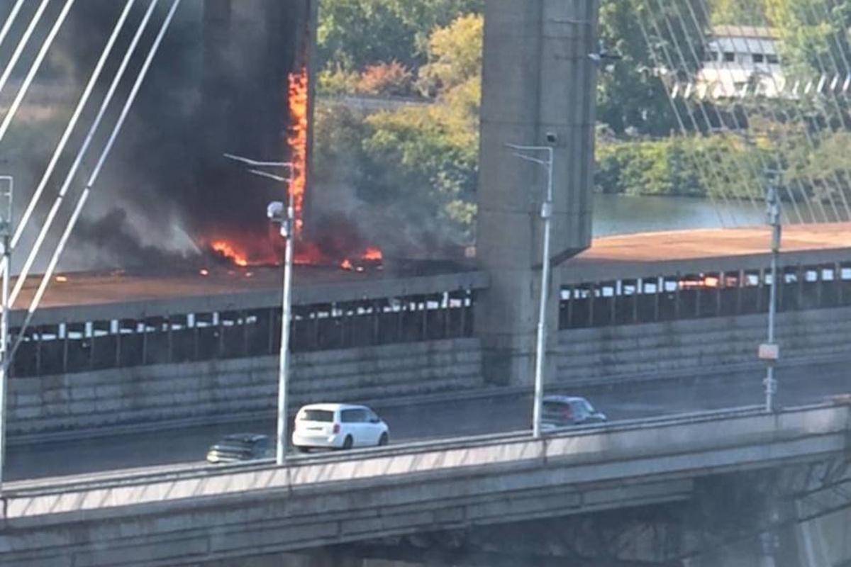 Новий удар по Південному мосту вдень: Київ закрив усі мости під час тривог