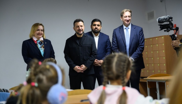 Зеленський у День вчителя: підвищення зарплат, соціальне житло та укриття в школах