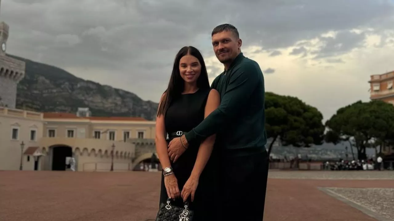 Будинок родини Усика постраждав від російського обстрілу: дружина боксера показала пошкодження