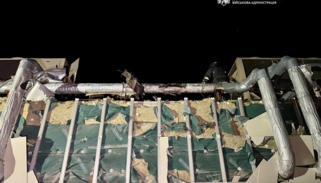 Росія вдарила дроном по бізнес-центру у Дніпрі, спалахнула пожежа