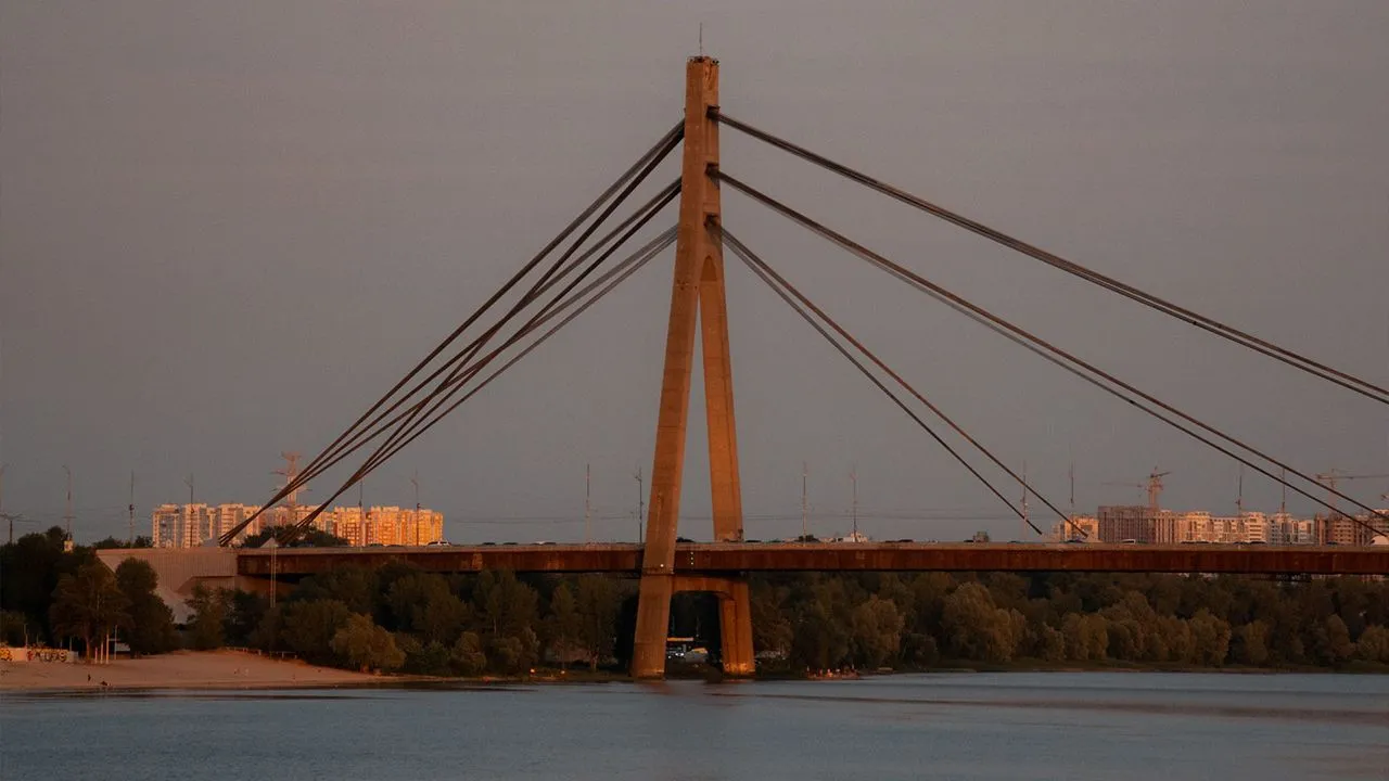 Росія вдарила дроном по Північному мосту у Києві: міст перекрито