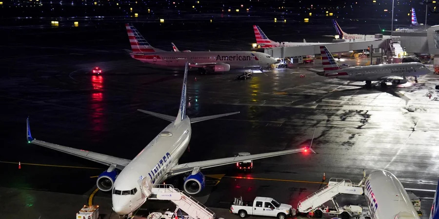 В аеропорту Ла-Гуардія в Нью-Йорку літак зіткнувся з пожежною машиною: четверо постраждалих