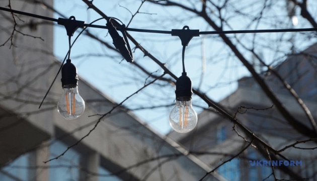 Через обстріли РФ знеструмлено споживачів у шести областях України