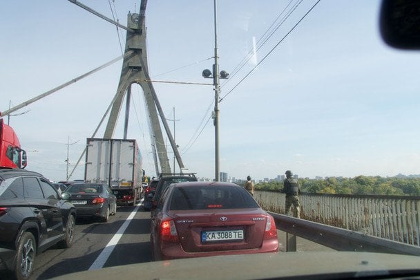 Київ зранку у заторах: атаки по мостах ускладнили рух між берегами Дніпра