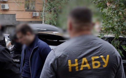 У Києві затримано шахрая, який видавав себе за посадовця НАБУ та виманив сотні тисяч доларів