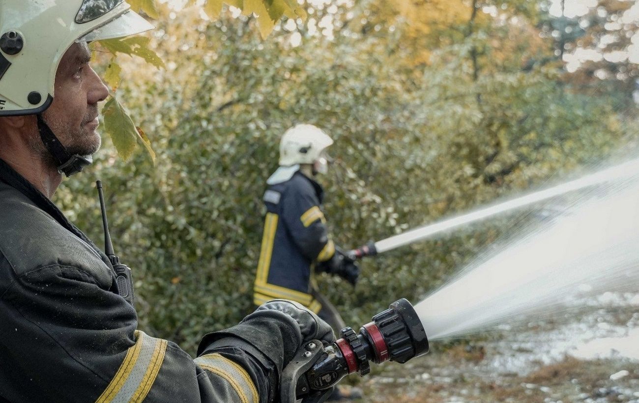 Шахеди атакували Київ вдень: уламки впали на п'ятиповерхівку у Соломянському районі, є поранені