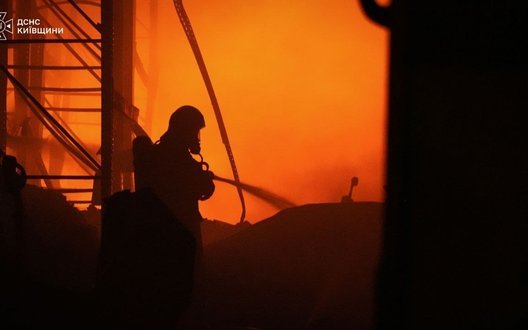 Удар по складах у Бучанськ районі: троє постраждалих, жінку шукають під завалами