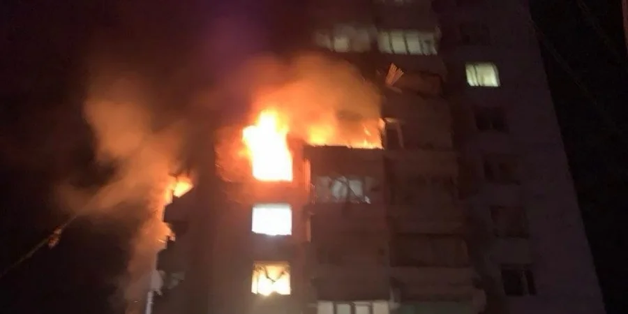 Дрон РФ влучив у багатоповерхівку в Запоріжжі: пожежа та постраждалі