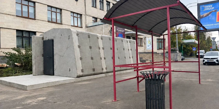 У Києві встановлюють перше мобільне укриття біля зупинки громадського транспорту