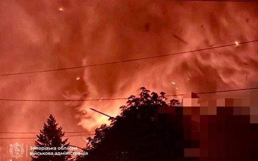 Росія вдарила по приватному підприємству у Запоріжжі: спалахнула масштабна пожежа