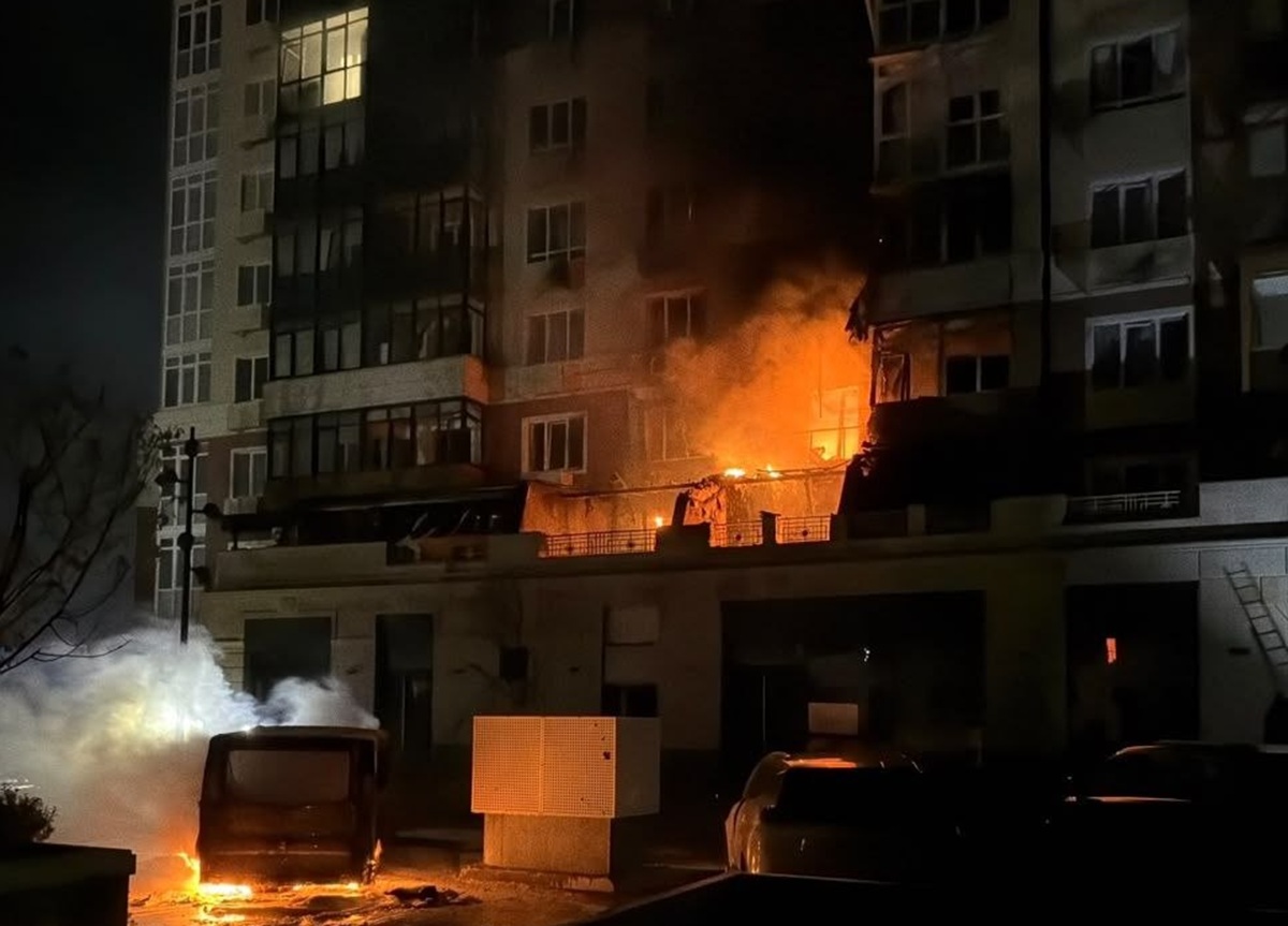 Дрон РФ влучив у житловий будинок в Умані: пожежа та 5 поранених
