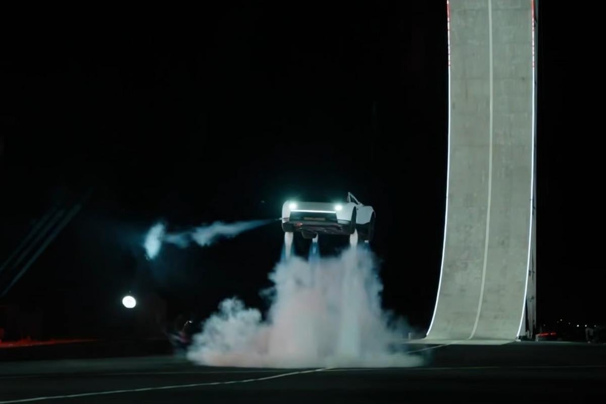 Tesla Roadster з ракетними прискорювачами SpaceX: суперкар, що злітає з дороги