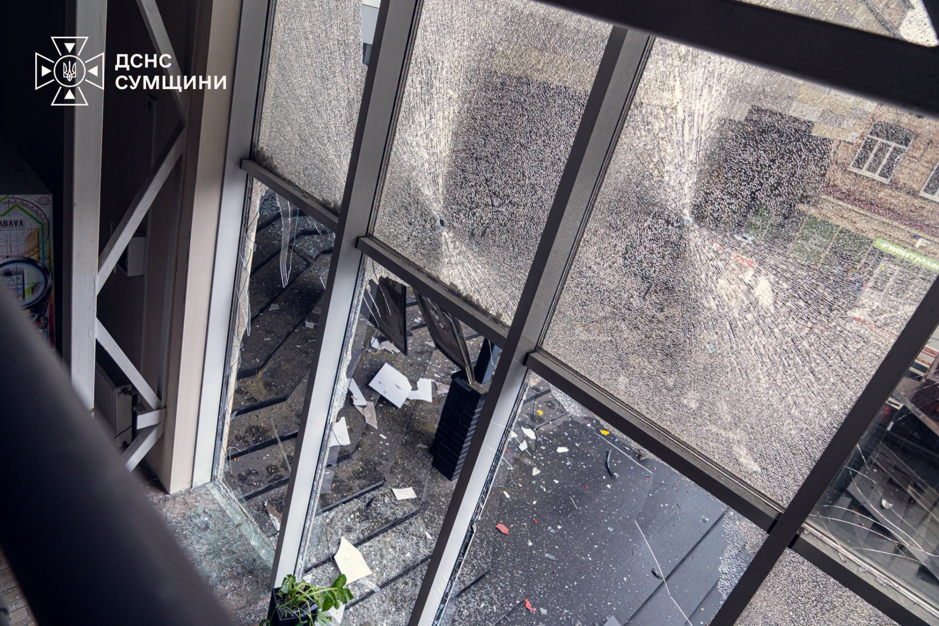 Дрон РФ вдарив по торговому центру у Сумах: троє жінок поранено