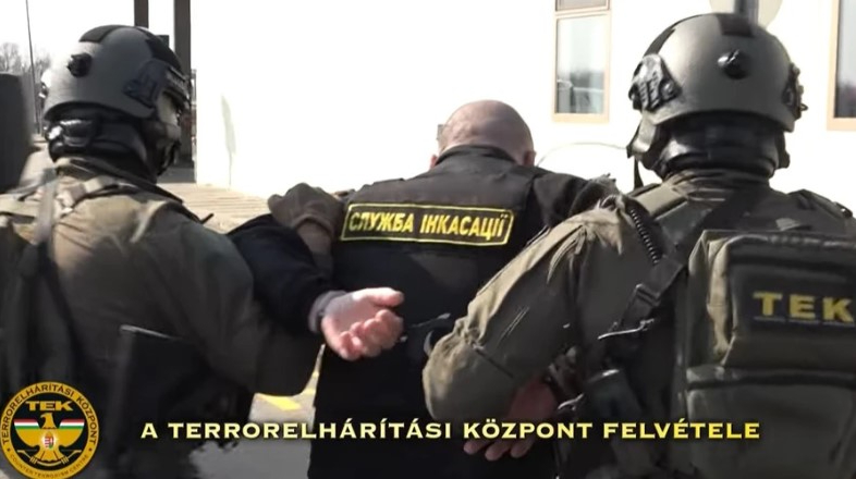 Ощадбанк призупинив перевезення валюти: інкасатори провели добу в кайданках в Угорщині