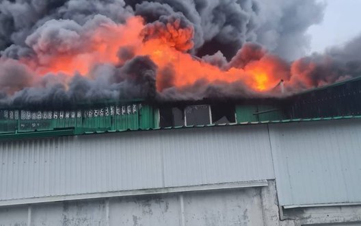 Удар РФ по Маневичах: пожежа на заводі, витік аміаку, жителів закликали евакуюватись