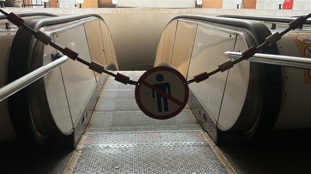 Ракетний удар по Києву: пошкоджено станцію метро та житлові будинки