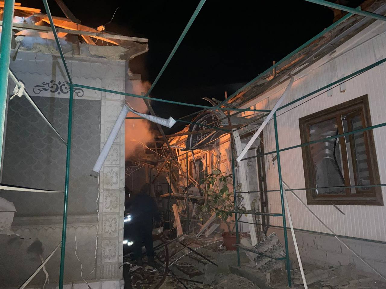 Дрон РФ зруйнував житловий будинок на Одещині: є поранена, інша людина може бути під завалами