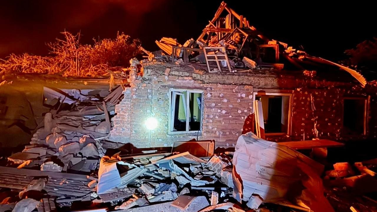 Росія завдала удару по Дніпру: пошкоджено будинки, під завалами можуть бути люди
