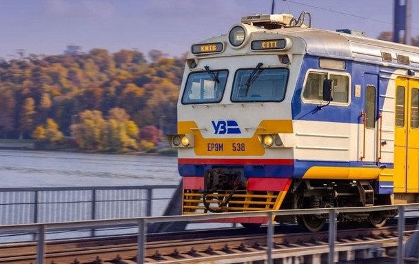 Рух Південним мостом у Києві частково відновлено: Укрзалізниця запустила додаткові поїзди