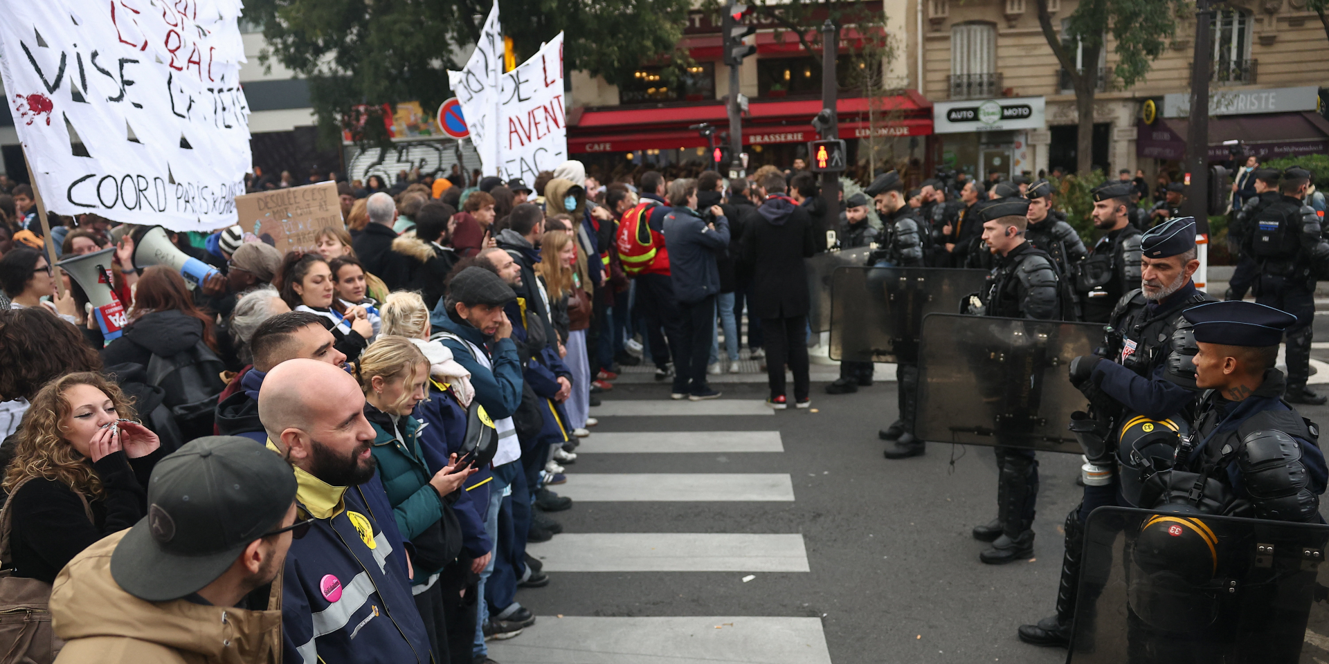 Макрон заборонить несанкціоновані протести у Франції після погромів і мародерства