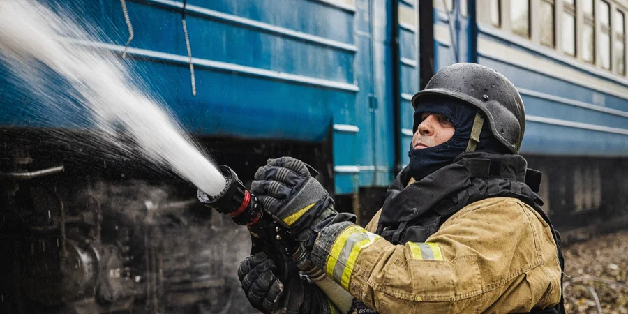 Ворожий дрон атакував пасажирський електропоїзд у Харкові: спалахнула пожежа