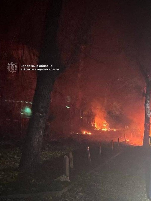 Удар по Запоріжжю: двоє поранених, пошкоджено будинки та комерційна будівля
