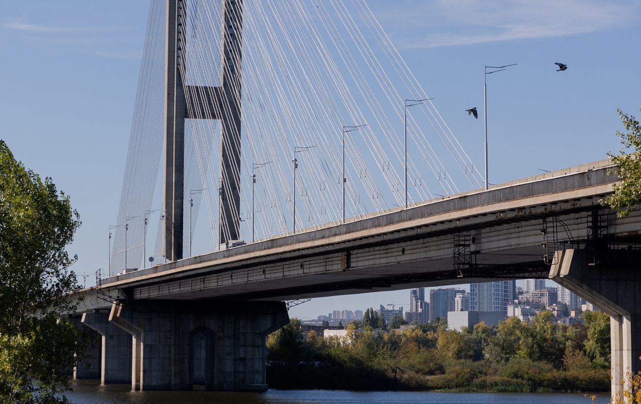 Росія вдарила по Південному мосту в Києві: рух метро обмежено на двох лініях