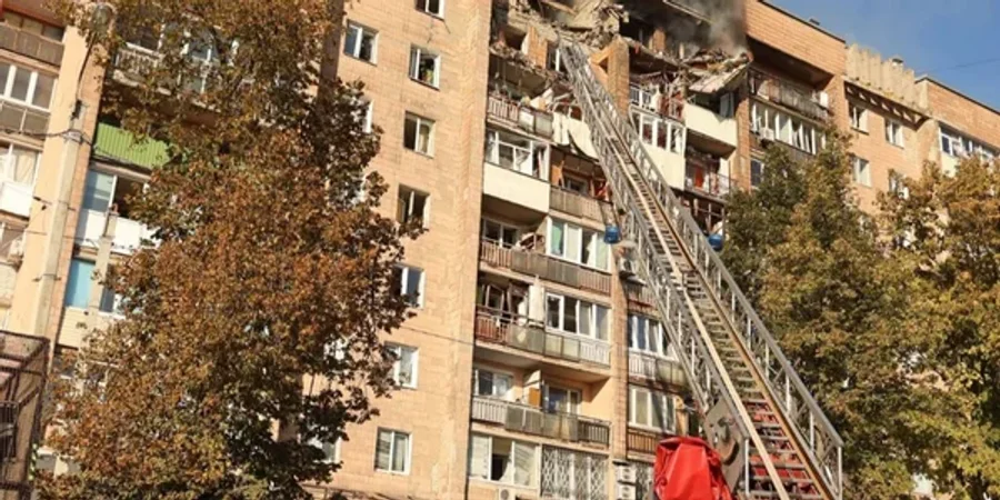 Росія вдарила по житловому будинку в Харкові: є поранені та заблоковані люди