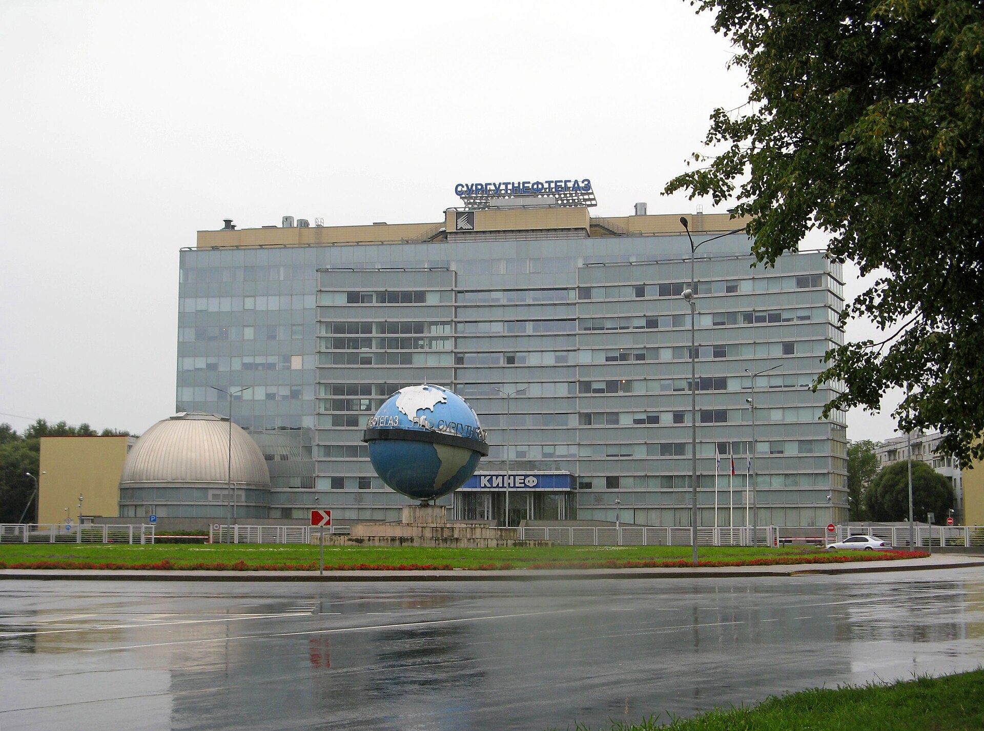 Українські дрони вдарили по Киришському НПЗ у Ленінградській області Росії