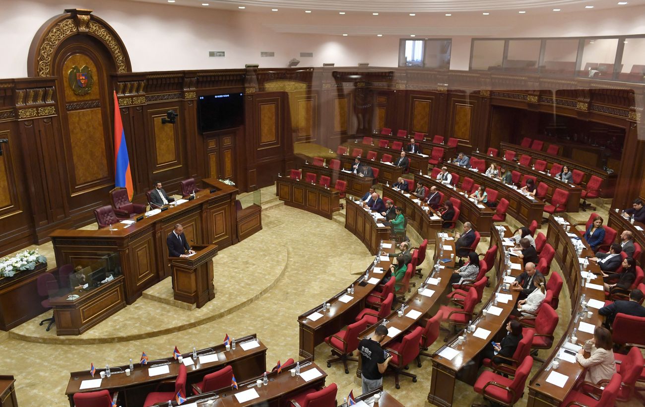Депутати влаштували масову бійку в парламенті Вірменії: летіли крісла