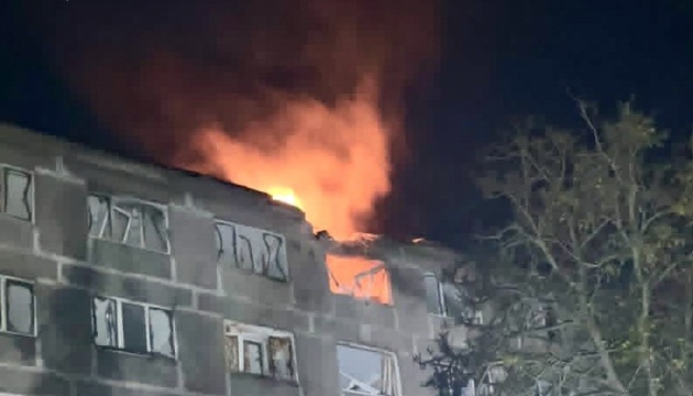 Дрон РФ влучив у гуртожиток ПТУ у Дніпрі: пожежа на 5-му поверсі, постраждалих немає