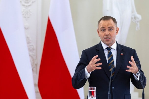 Польська криза поглиблюється: посол у Китаї пішов у відставку, Навроцький повернувся до Варшави
