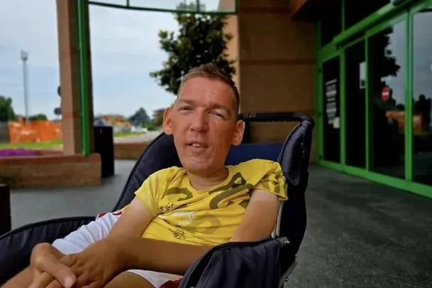 Суд відправив підозрюваного у шахрайстві Назарія Гусакова під нічний домашній арешт