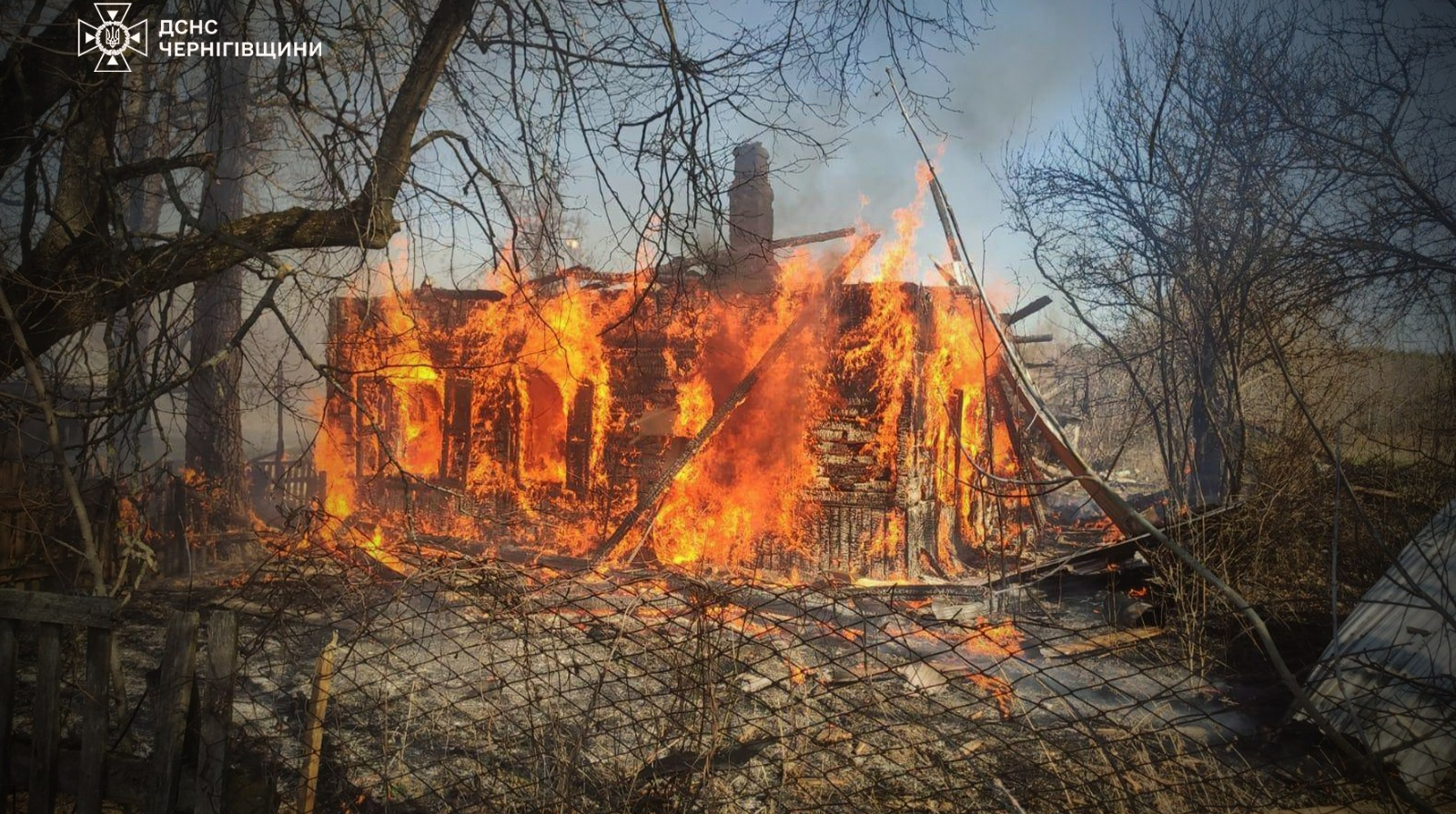 Дрон РФ вбив 95-річного чоловіка на Чернігівщині: спалахнув будинок